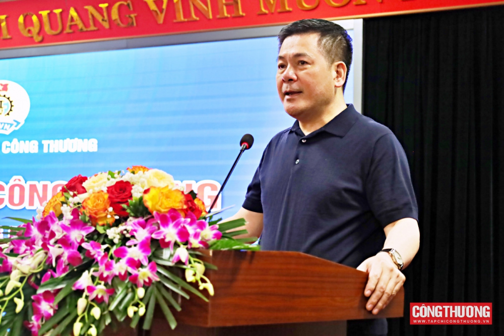 Bộ trưởng cũng ch&uacute;c mừng c&aacute;c tập thể v&agrave; c&aacute; nh&acirc;n đạt th&agrave;nh t&iacute;ch xuất sắc trong Hội thao Bộ C&ocirc;ng Thương lần thứ XIII năm 2025.
