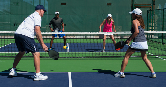Pickleball Có Gì Mà Khiến Người Chơi 