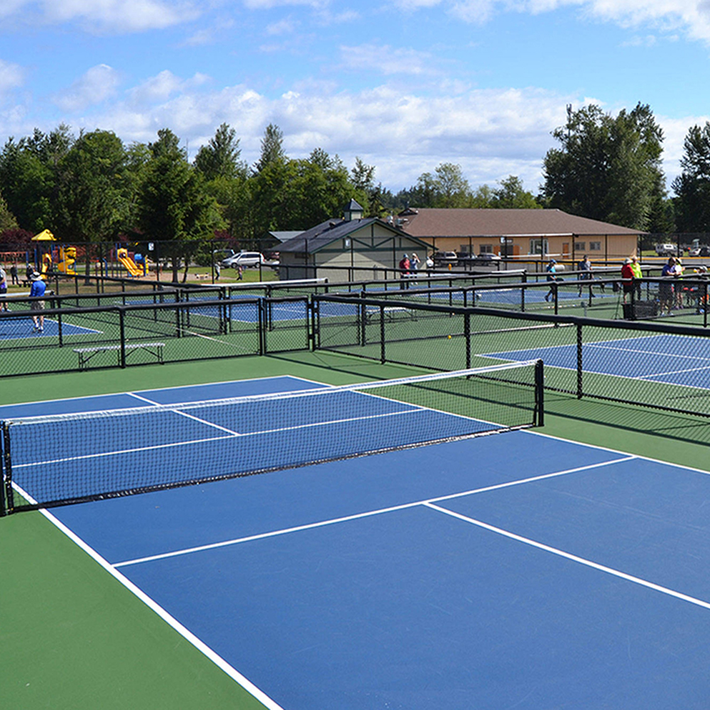 Các loại mặt sân pickleball và ảnh hưởng đến di chuyển của vận động viên như thế nào?