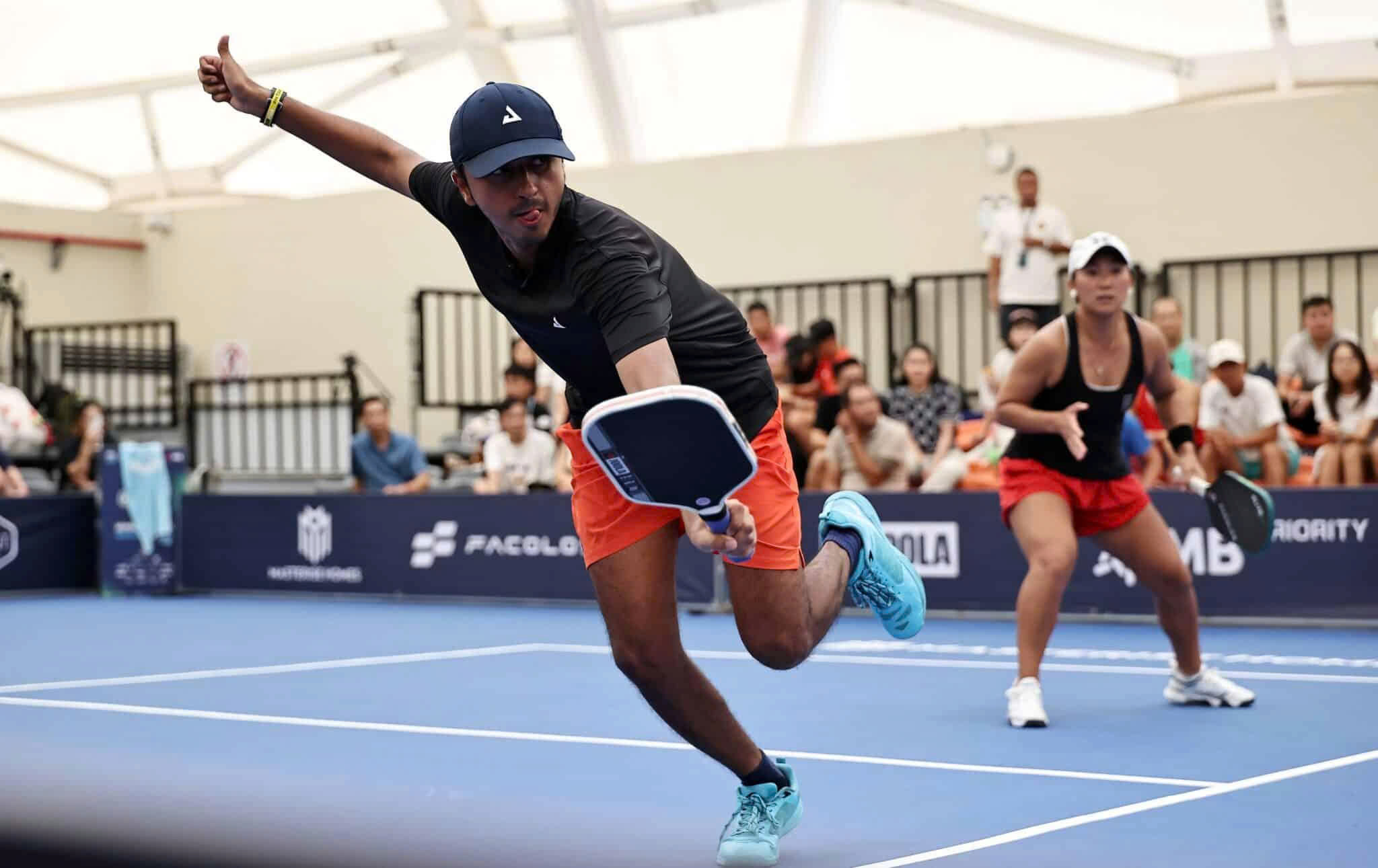 Vì sao người chơi pickleball thường nhìn vào vợt sau mỗi cú đánh hỏng?
