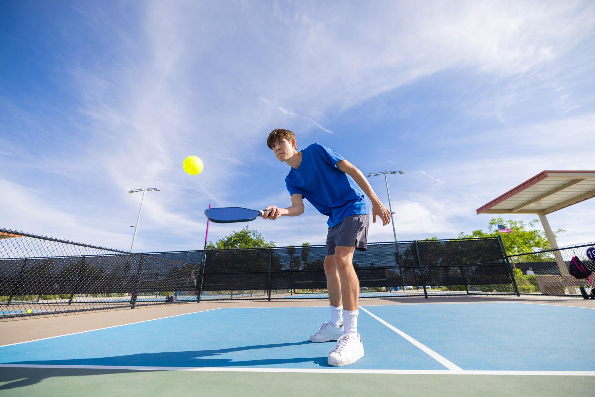 Cách Giao Bóng Pickleball Đúng Luật: Hướng Dẫn Chi Tiết Cho Người Mới