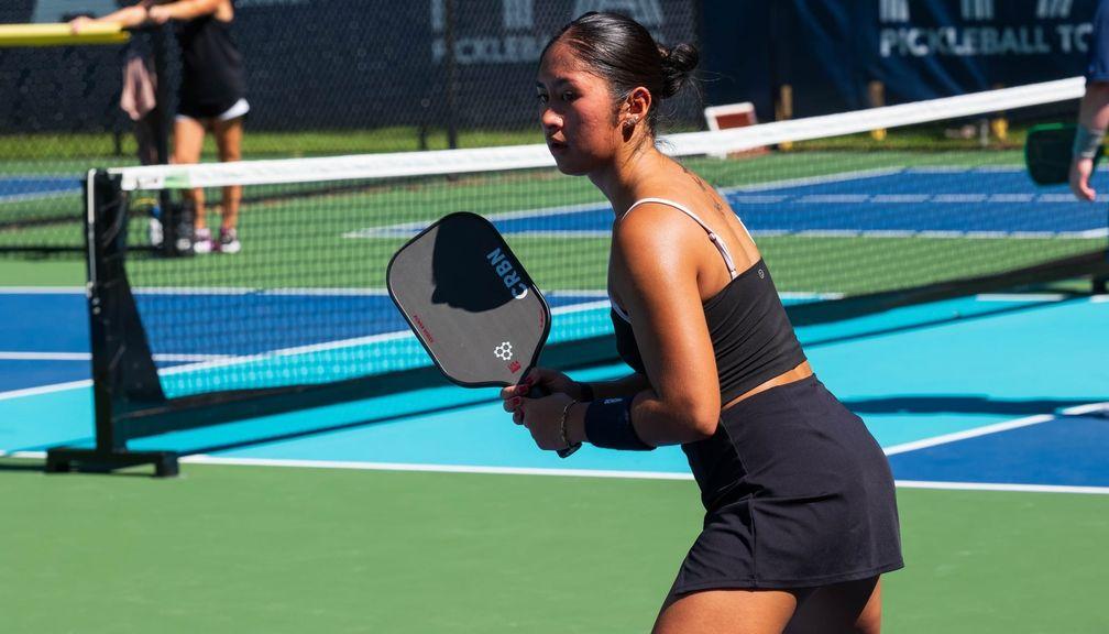 Sự bùng nổ của thị trường vợt pickleball vẫn chưa dừng lại, nhưng cách các hãng phát triển sản phẩm đang thay đổi rõ rệt. Sau nhiều năm cạnh tranh bằng những cây vợt ngày càng mạnh và tạo nhiều xoáy hơn, các thương hiệu hiện chuyển trọng tâm sang độ bền, cảm giác đánh, khả năng kiểm soát và những công nghệ mang tính dài hạn.
