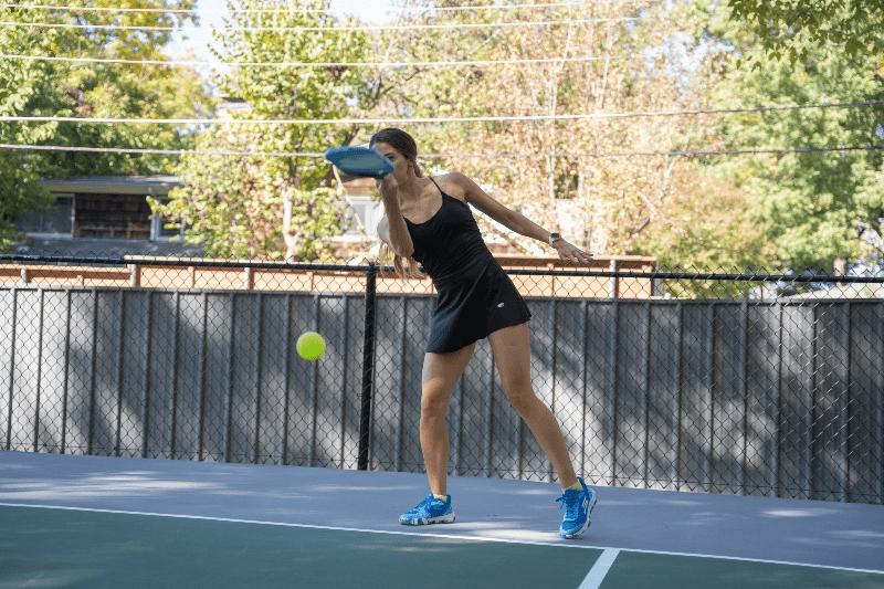 Người chơi Pickleball thực hiện cả Forehand và Backhand trong một pha bóng.