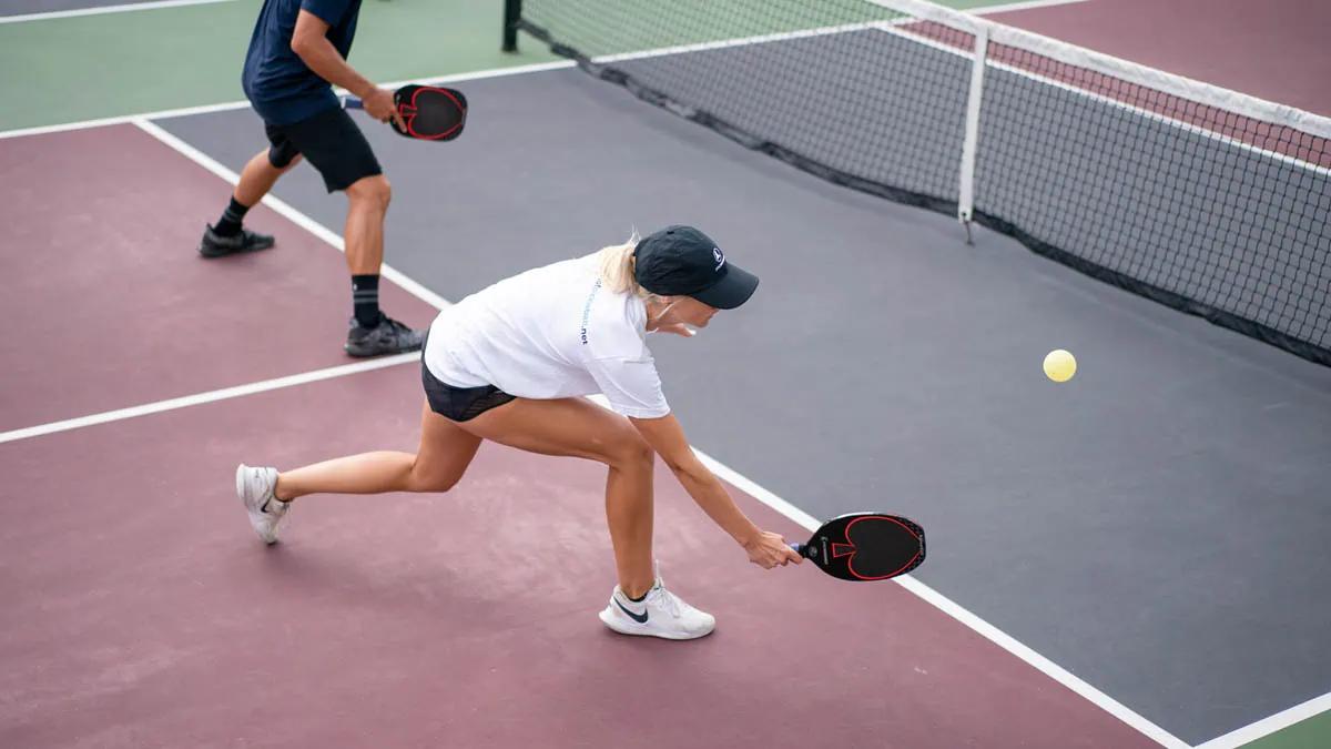 Kỹ thuật Forehand giúp tạo lực và kiểm soát hướng bóng hiệu quả.